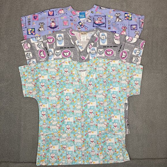 Lot of 3 Women's M Cat Fish Flowers Scrub Top Medical Dental Vet Daycare Pockets - Picture 1 of 13